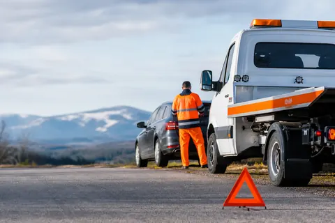Assistance routière indépendante dans le Genevois : dépanneuse et voiture immobilisée en bord de route — SkyRoute Auto