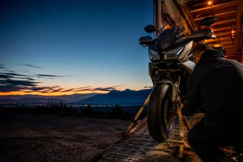Remorquage moto et scooter : chargement sanglé sur dépanneuse près d’Annemasse et Genève — SkyRoute Auto